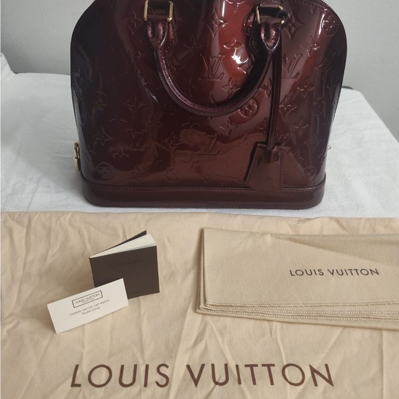 Louis Vuitton Vernos Alma PM Amarante

Patent Burgundy Classic Dome Shape - Picture 1 of 9